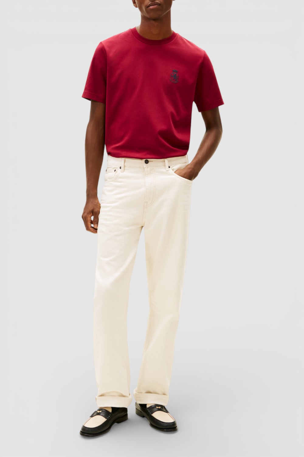 תמונת כל הלוק של חולצת טי